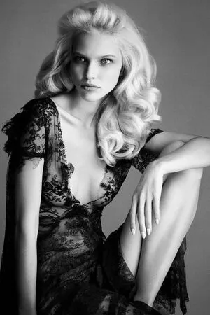 Sasha Luss Thumbnail Picture