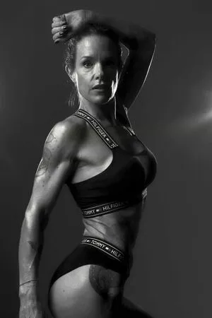 Selena Fit Muscle Mommy Thumbnail Picture