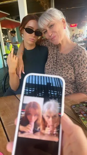 Sexting Grandma Thumbnail Picture