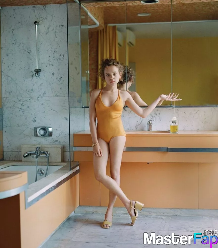 Shira haas feet