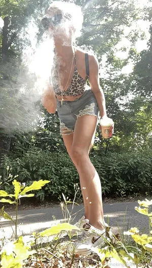 Smokingqueenalina Thumbnail Picture