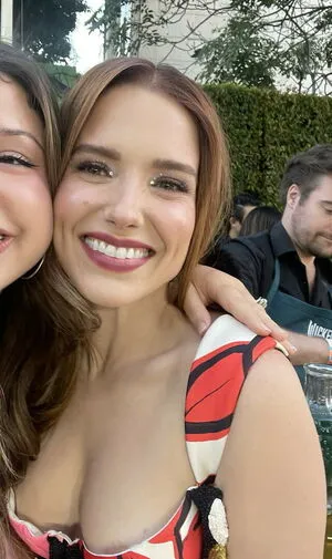 Sophia Bush Profile Thumbnail