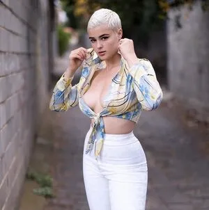 Stefania Model Thumbnail Picture