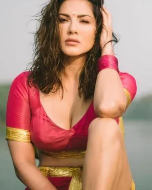 Sunnyleone Thumbnail Picture
