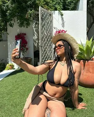 Taylor Giavasis Thumbnail Picture
