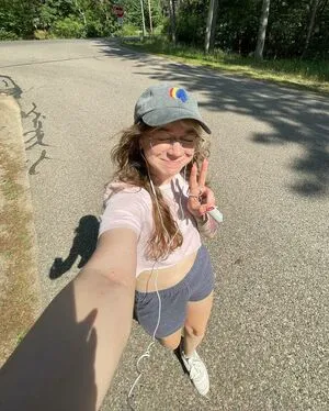 Theyellowbutton Thumbnail Picture
