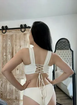 Tina Guo Thumbnail Picture