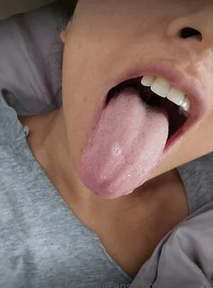 Tongue Queen Thumbnail Picture