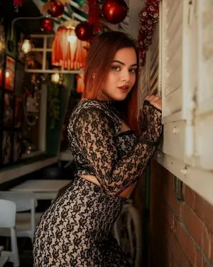 Triyasha Roy Thumbnail Picture