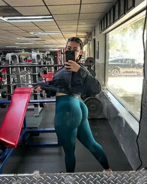 Vanessa Le Grow Thumbnail Picture