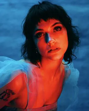 Violett Beane Thumbnail Picture