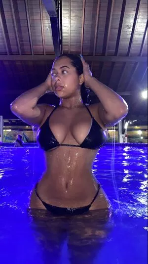 Vitoria Oliveira Thumbnail Picture