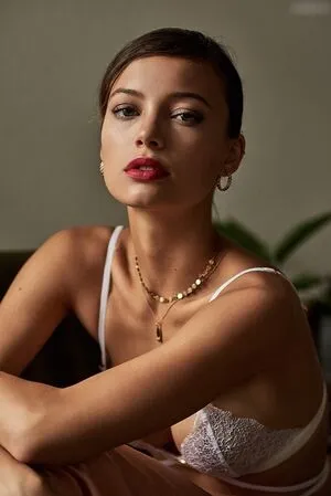 Vivien Vivi Knig Thumbnail Picture