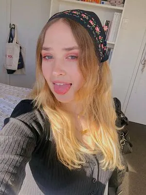 Whoistheblondegirl Thumbnail Picture