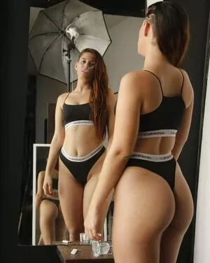 Yasmin Leal Thumbnail Picture