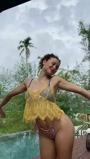 Yassi Pressman Thumbnail Picture