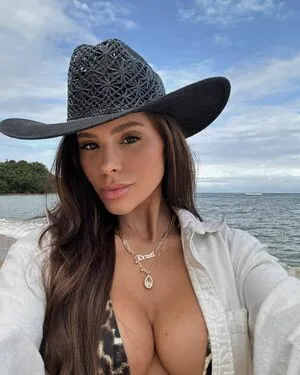 Yris Araujo Thumbnail Picture