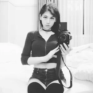 Zheanna Erose Thumbnail Picture