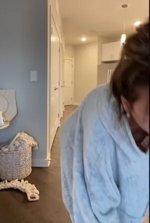 Zoey Aune Thumbnail Picture